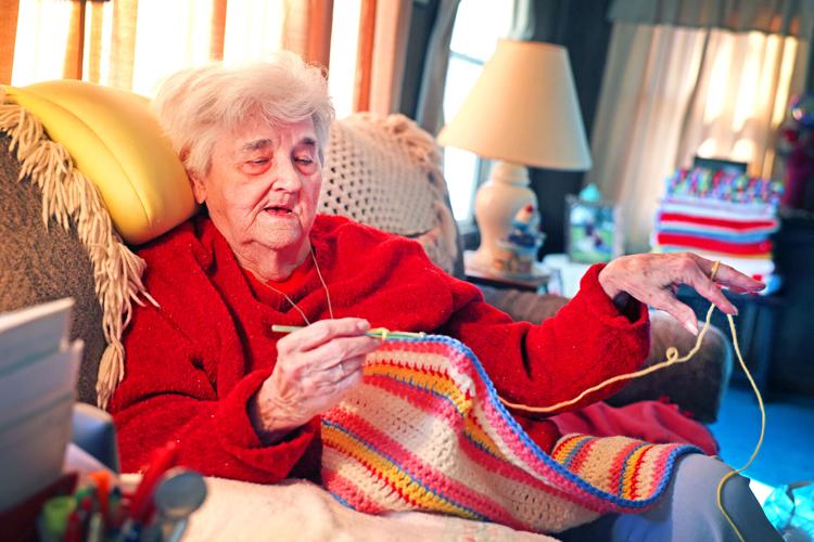 030425-dec-loc-knitters_01.JPG