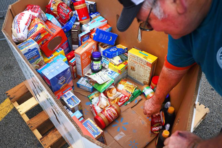 100524-dec-loc-fooddrive_05.JPG