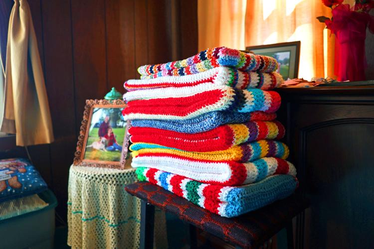 030425-dec-loc-knitters_02.JPG