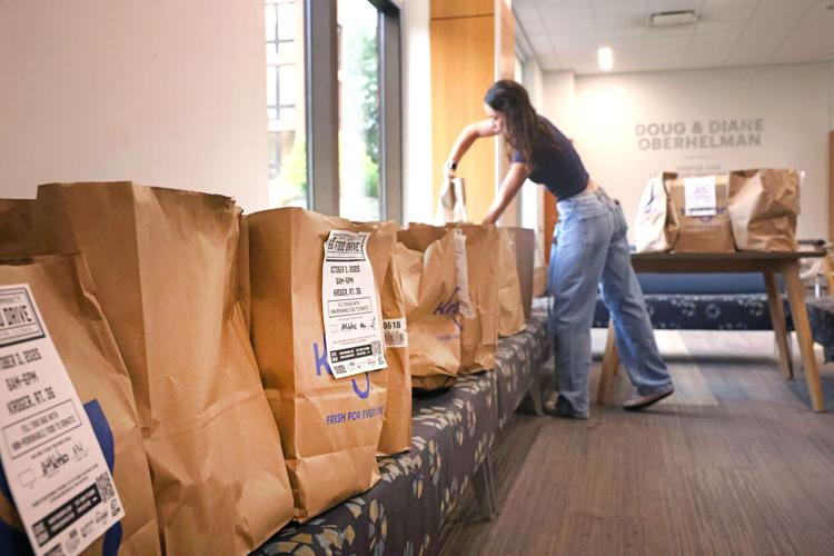 092725-dec-loc-fooddriveprep_04.JPG
