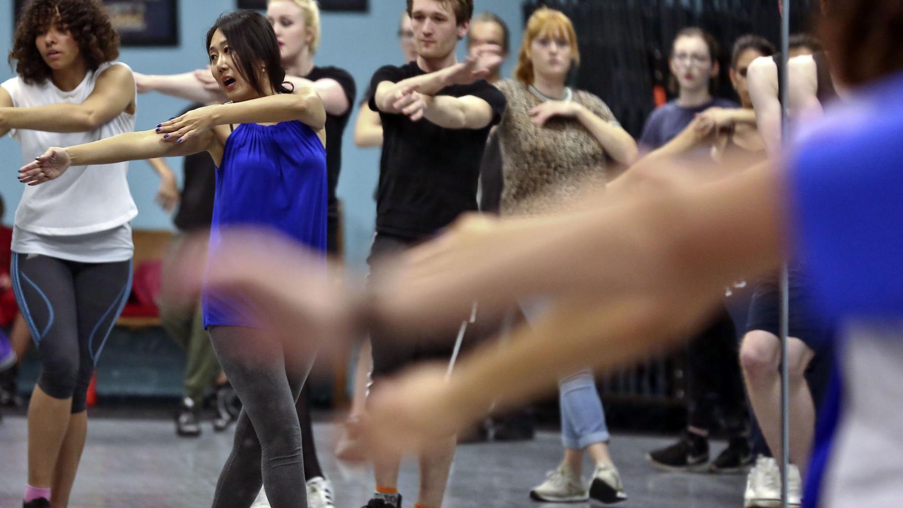 K Pop Dancer Brings High Energy Moves To Decatur Park District Program Local Herald Review Com