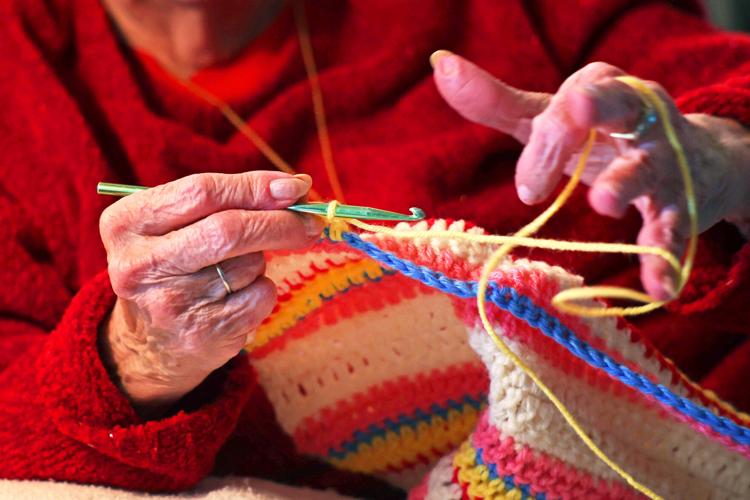 030425-dec-loc-knitters_03.JPG