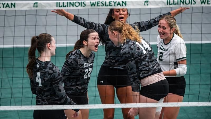 No. 8 Women’s Volleyball Sweeps Season-Opening Tri