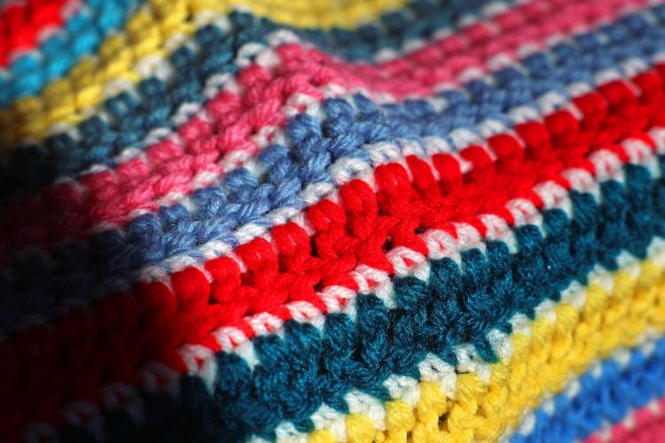 030425-dec-loc-knitters_04.JPG