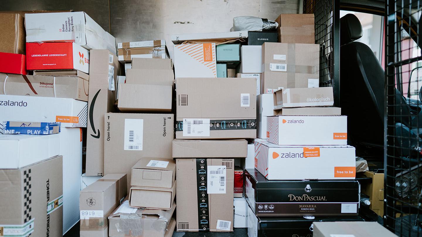 As Christmas nears, shipping delays are mounting under 'historic record of holiday volume' - Vimarsana News