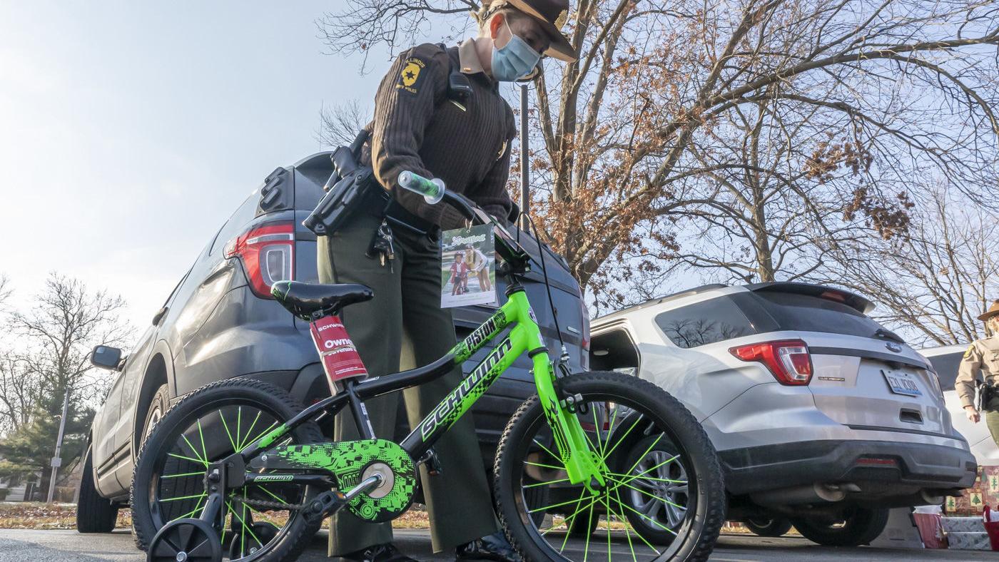 Watch now: How the State Police played Santa for these 25 Decatur kids - Vimarsana News