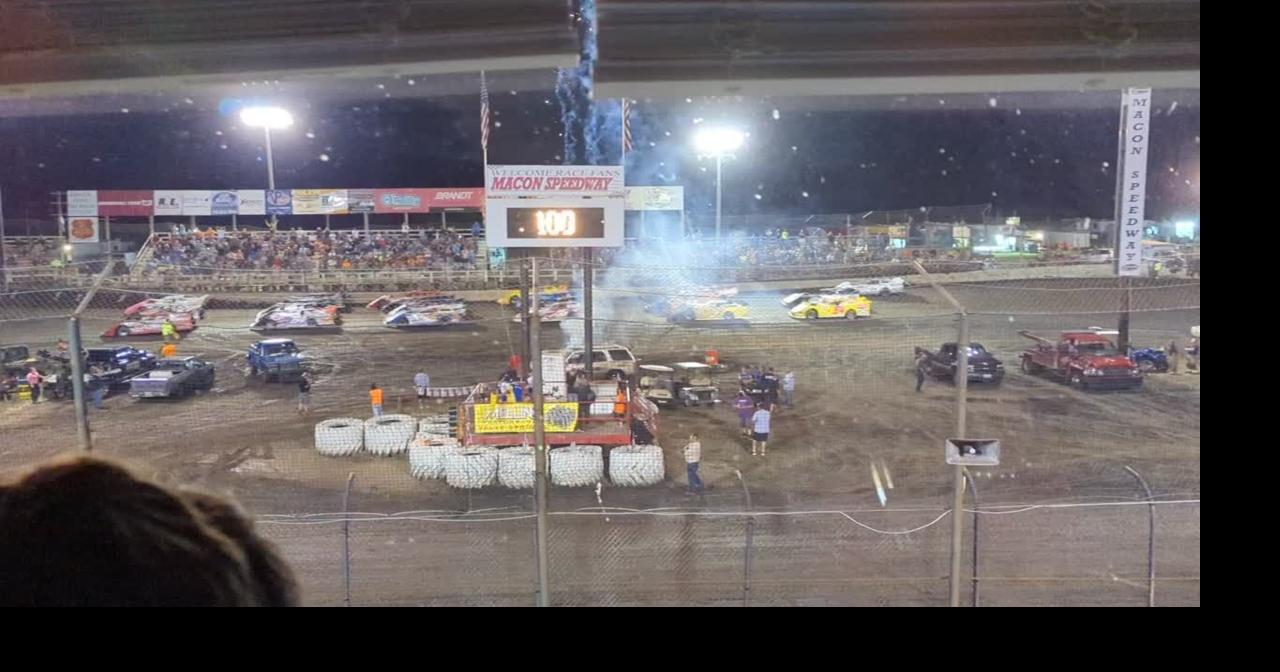 The 2022 Herald and Review 100 race begins at Macon Speedway