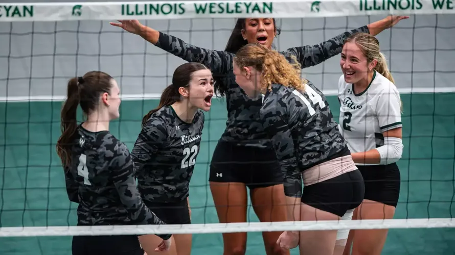 No. 8 Women’s Volleyball Sweeps Season-Opening Tri