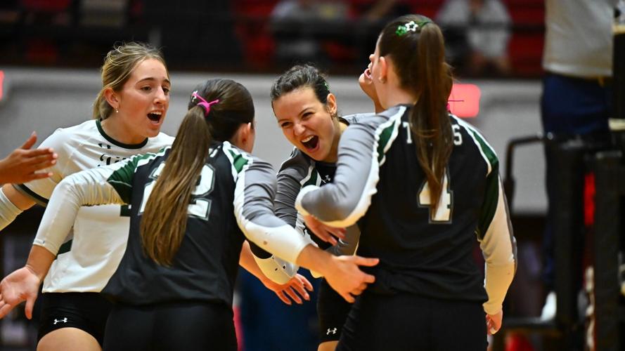 Women’s Volleyball Completes Sweep of CCIW Regular Season