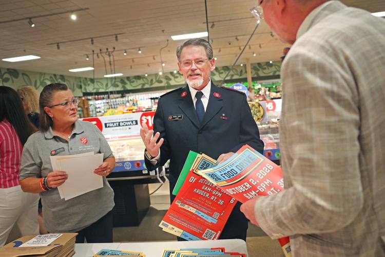 080726-dec-loc-fooddrivepress_03.JPG