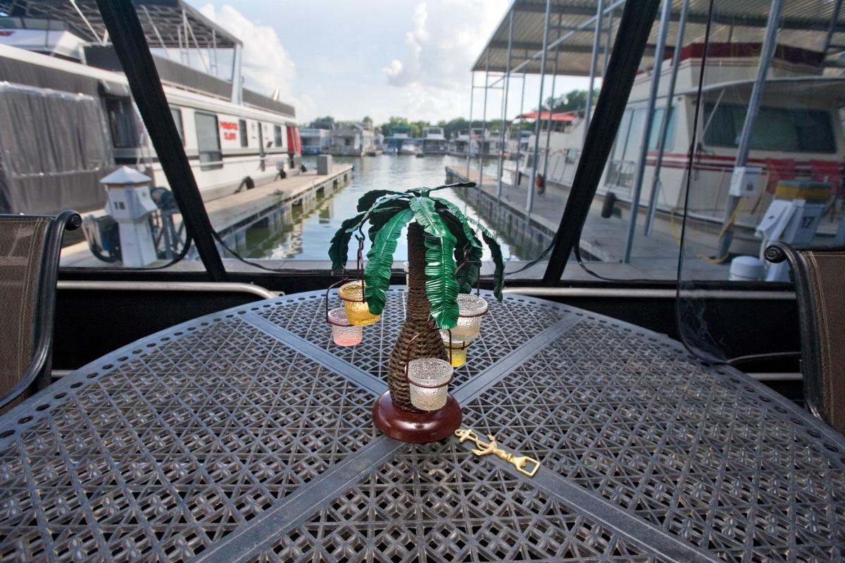 'Everyone knows everyone' Houseboaters find community away from home