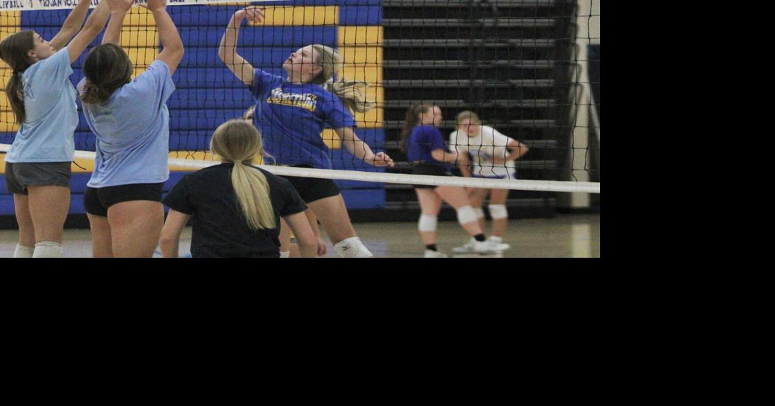 Photos MaroaForsyth volleyball runs drills at practice