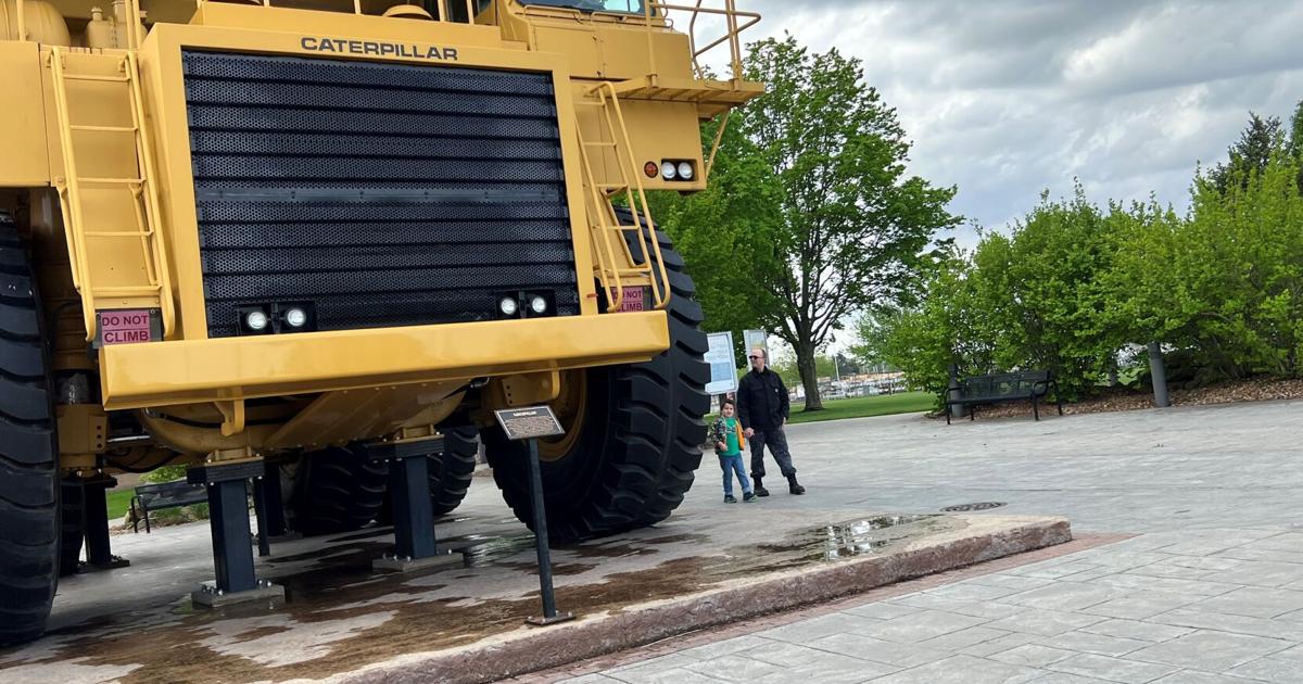 Cat Decatur Caterpillar welders and families visit the Decatur facility