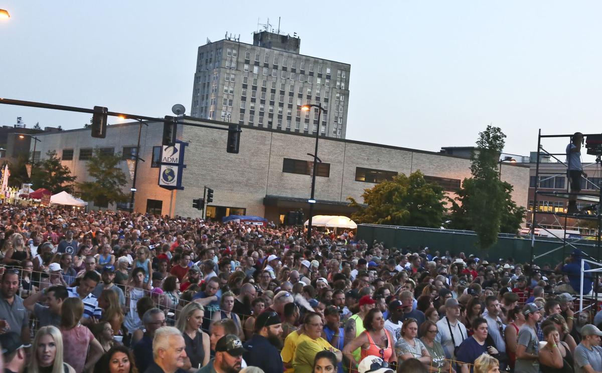 THE DAILY HERALD: LARGE TURNOUT OF SPECTATORS FOR SUNDAY'S ADULT CARNIVAL  PARADE