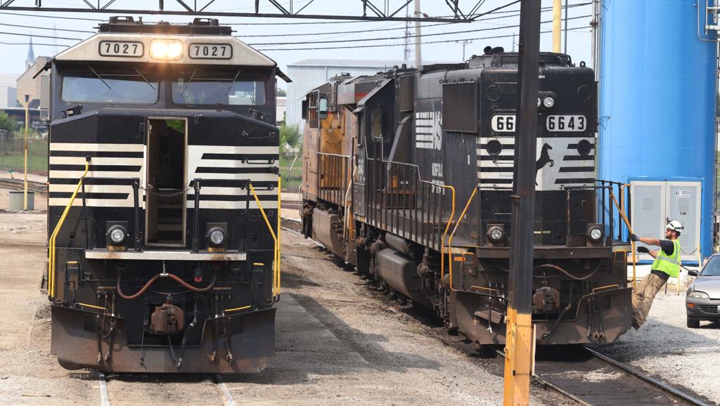 51 000 Base Salary Norfolk Southern Struggling To Hire 30 Train Conductors In Decatur Local Herald Review Com