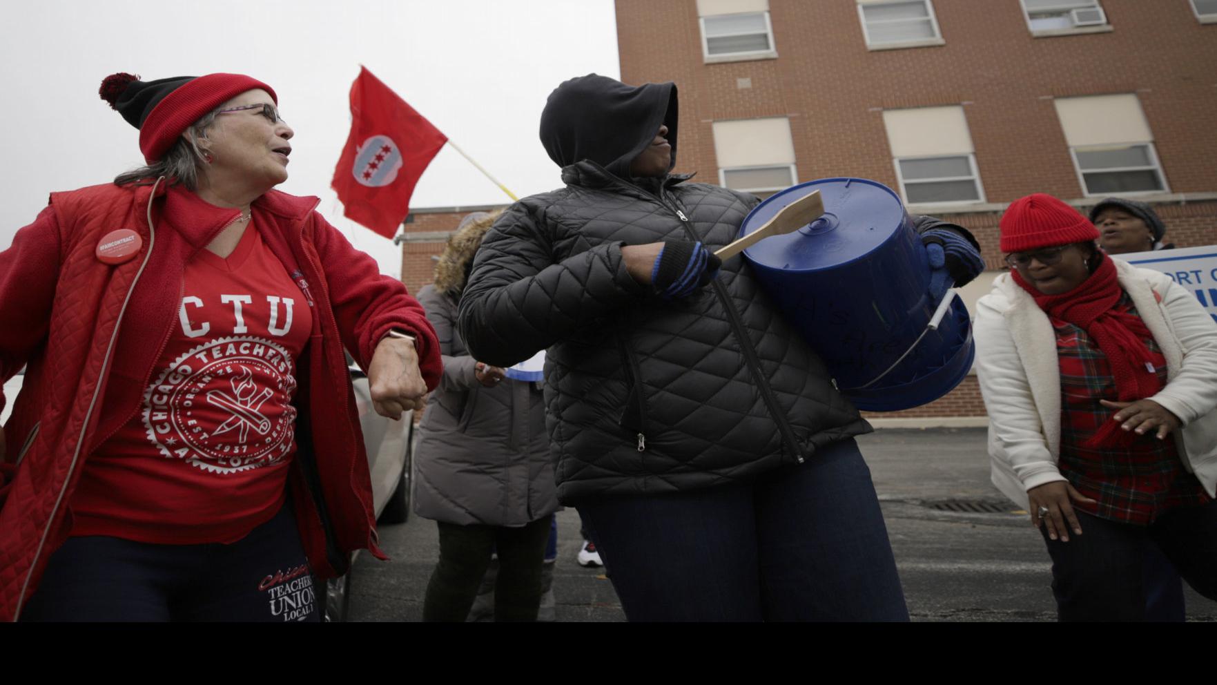 Solidarity Chicago Teachers Union Members Visit Decatur To Rally
