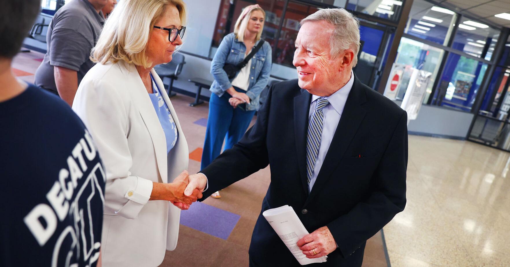Sen. Dick Durbin announces increased funding for training air traffic controllers and pilots - Vimarsana News