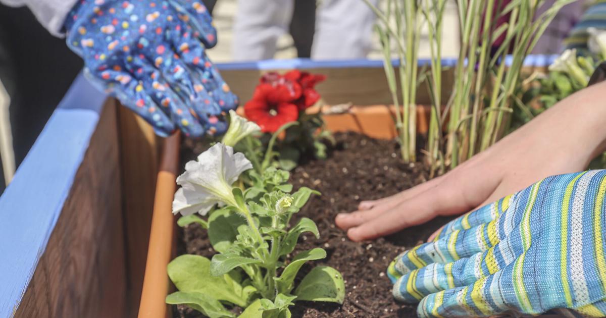 Beautify Decatur teams up with Johns Hill to create planters for the school