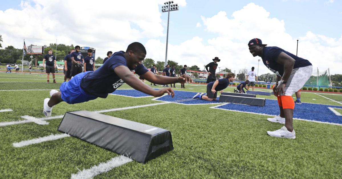 Decatur Area Football Players Learn Tips From Bears Veterans Alex