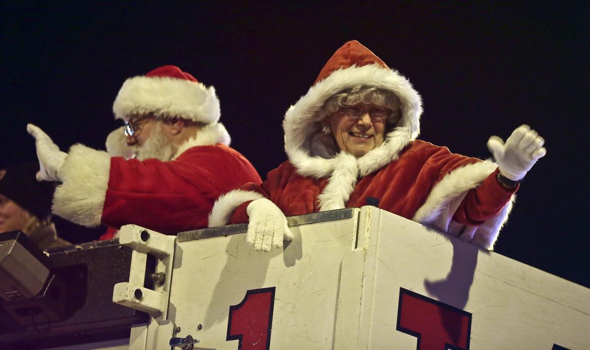 Decatur Christmas Parade 2022 🤶 🎅Legendary Couple: Mrs. Claus Helps Santa Keep Christmas Magical In  Downtown Decatur | Local | Herald-Review.com