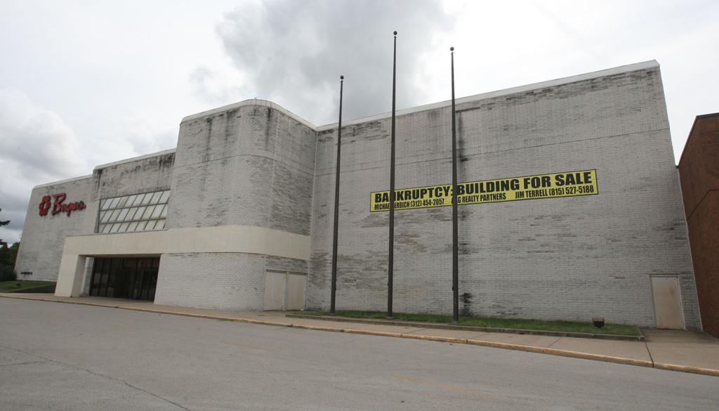 Shoppers Visit Bergner S On Day Before Closure Forsyth Mall Owner
