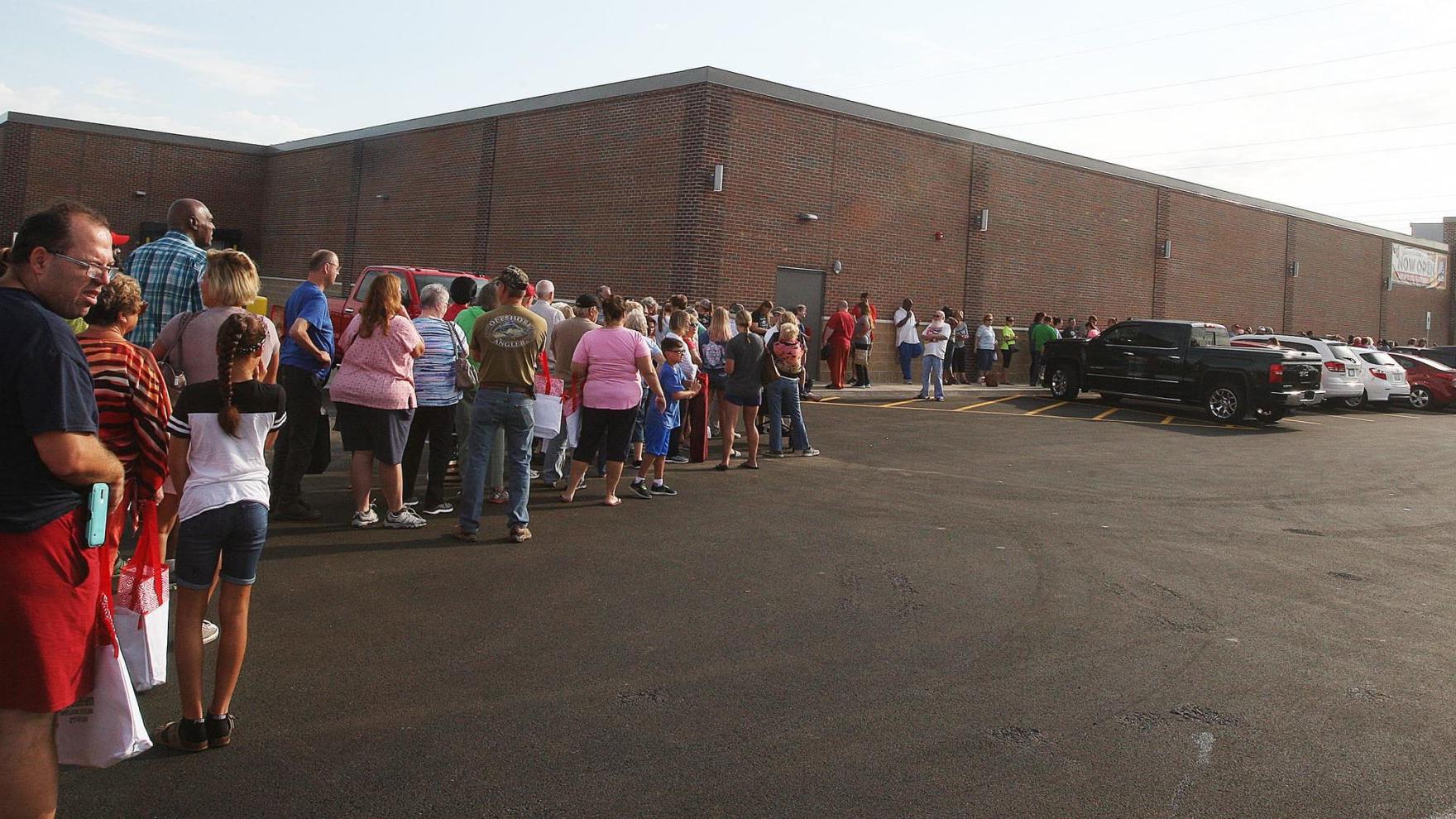 Large Crowd On Hand For New Aldi Opening In Decatur Business Herald Review Com