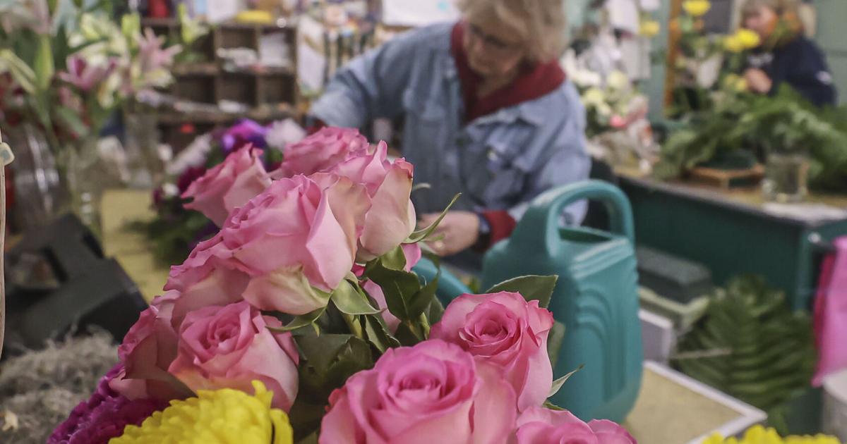 Watch now: All hands on deck as Decatur florists prepare for Valentine’s Day | Business