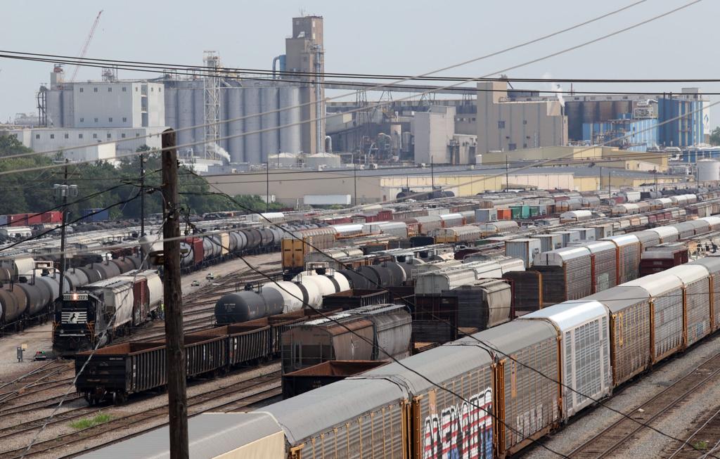51 000 Base Salary Norfolk Southern Struggling To Hire 30 Train Conductors In Decatur Local Herald Review Com 51 000 Base Salary Norfolk Southern Struggling To Hire 30 Train Conductors In Decatur Local Herald Review Com