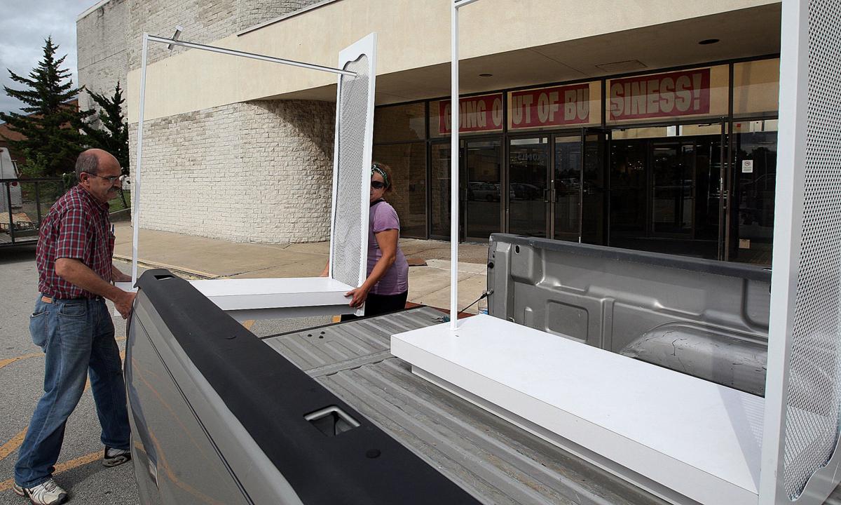 Shoppers Visit Bergner S On Day Before Closure Forsyth Mall Owner