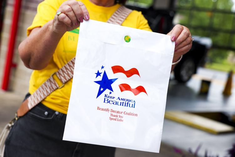 080923-dec-loc-garbagebags_02.JPG