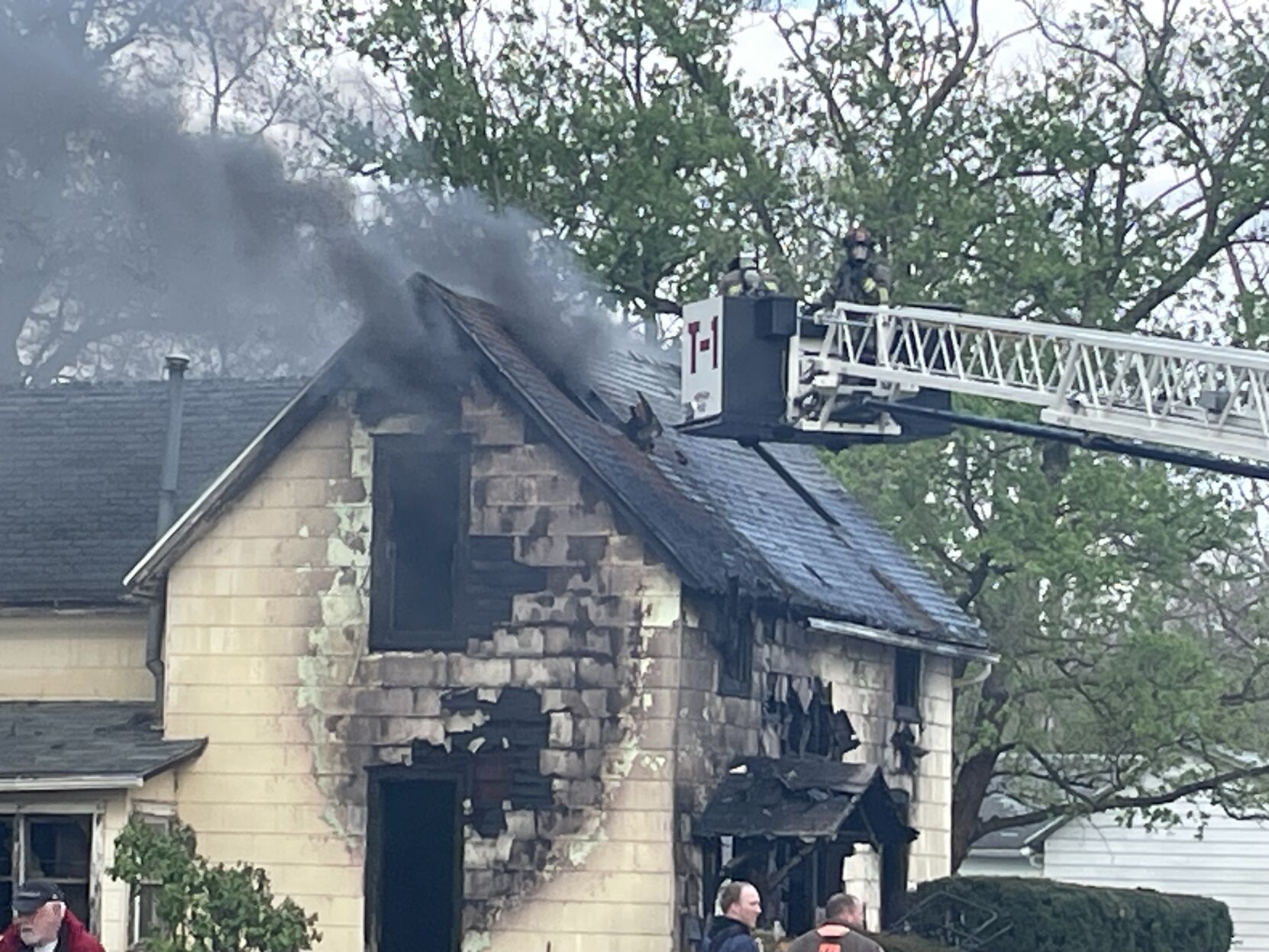 Fire crews battle blaze in Niantic home