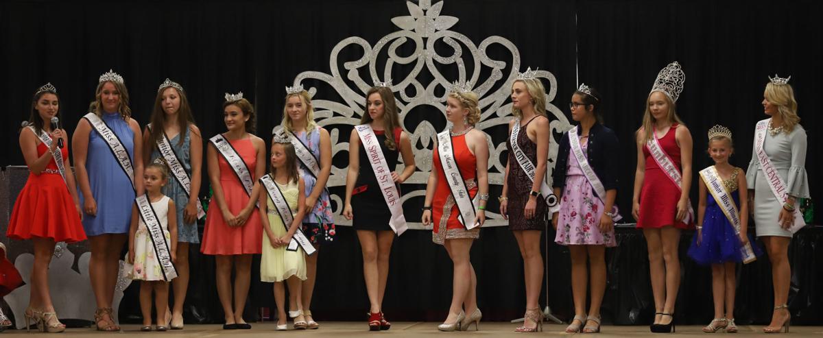 Blonde spreads her ass for camera