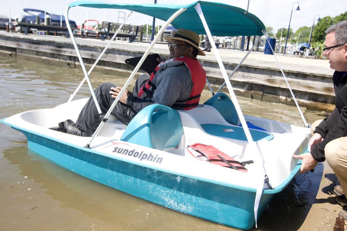 Стоящую лодку. Лодка которая педали крутится. Катамаран Pelican Monaco. Paddle Boat. Лодки которые меняют.