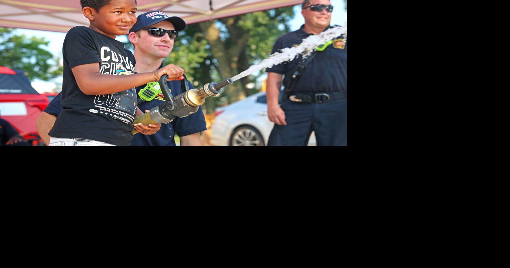 Big crowd meets the cops on a night out, and everybody has fun
