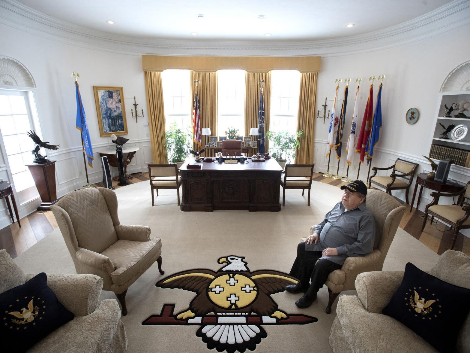 Man Creates Full Scale Oval Office Replica In Home Herald Review Com