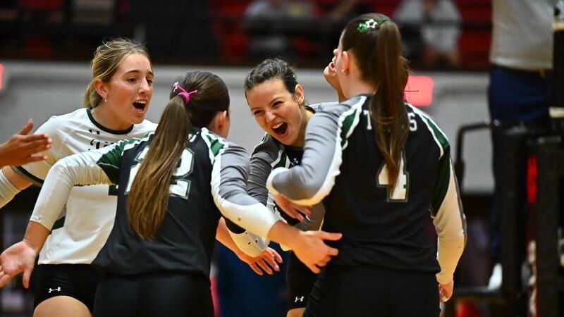 Women’s Volleyball Completes Sweep of CCIW Regular Season