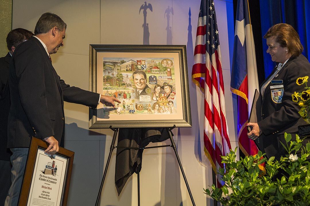 Retiring chamber president surprised with Besserung award - Vimarsana News