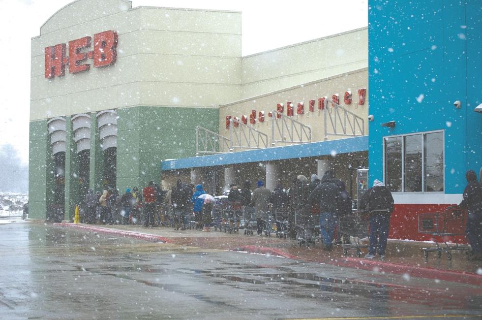 Customers brave weather, lines for grocery trips | Community Alert