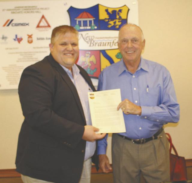 Wiggins receives Chair of the Board Award for work in economic