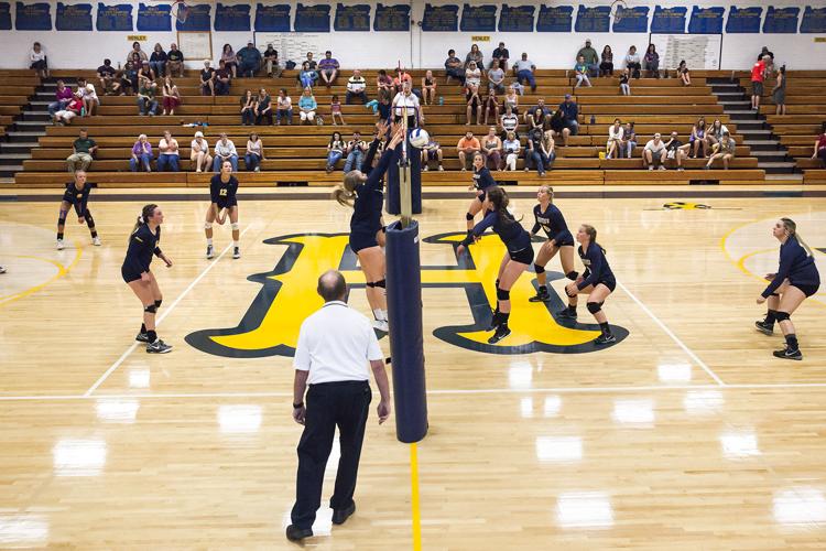 Henley volleyball kicks off season by sweeping Lakeview Sports