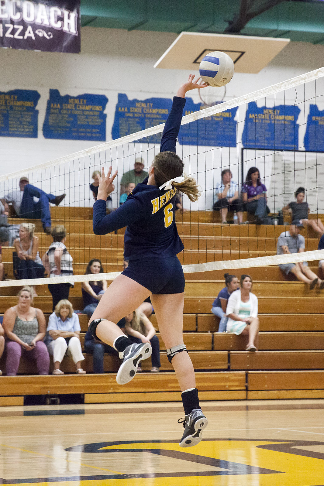 Henley volleyball kicks off season by sweeping Lakeview Sports