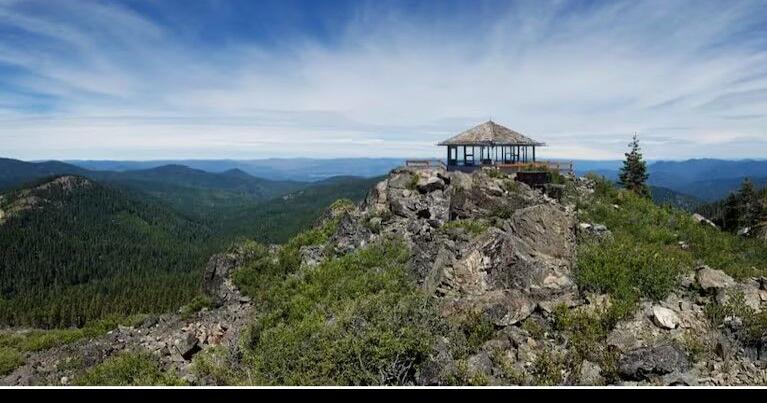 Siskiyou Mountain Club to rebuild historic fire lookout in southern Oregon