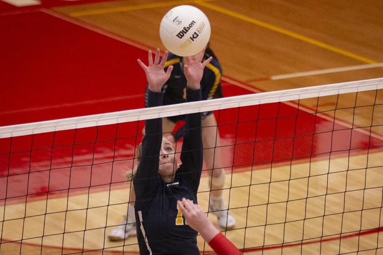 Henley volleyball powers through early scare from Klamath Union, notches league win Sports