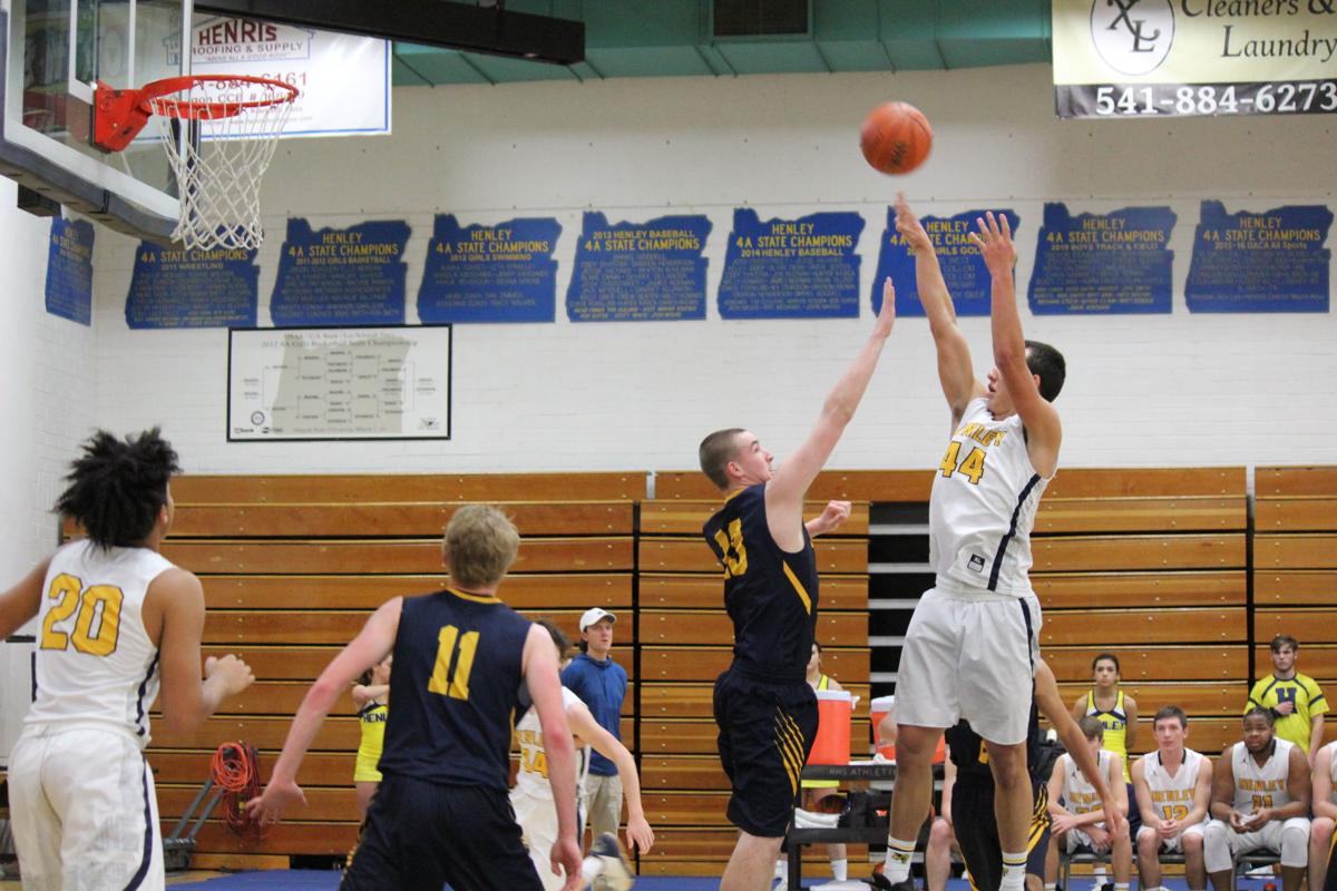 Henley Boys Defense Stifles La Pine 51 24 High School Heraldandnews Com