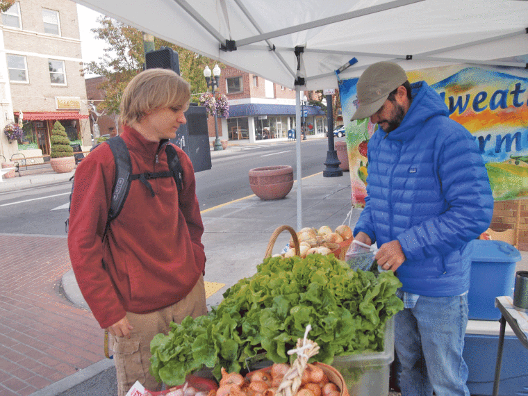 Klamath Fall’s Farmers Market still enjoying fresh produce Business