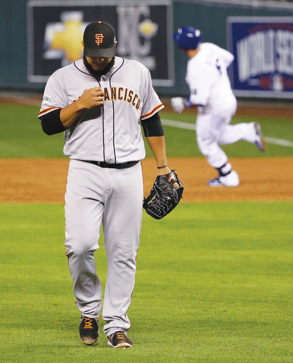 Giants rally, crush Royals to knot series