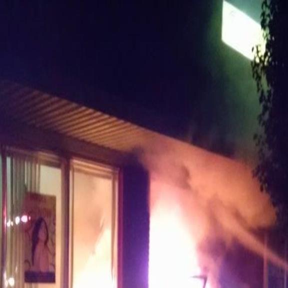 Car Crashes Into College Of Cosmetology Breaking Heraldandnews Com