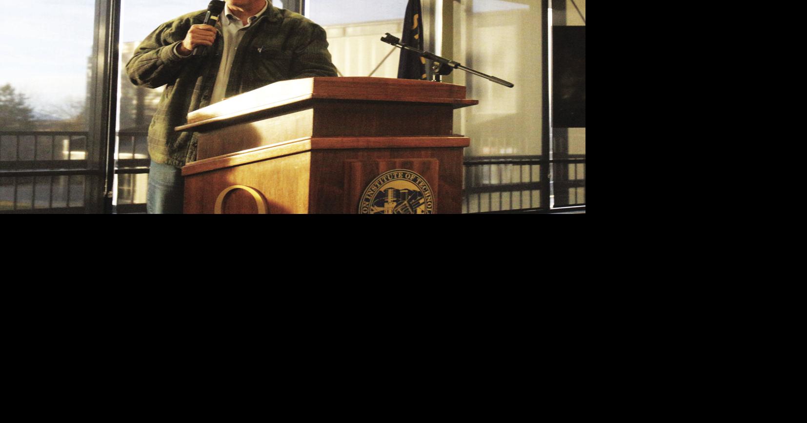 A community conversation: Merkley addresses war, Jordan Cove at town ...