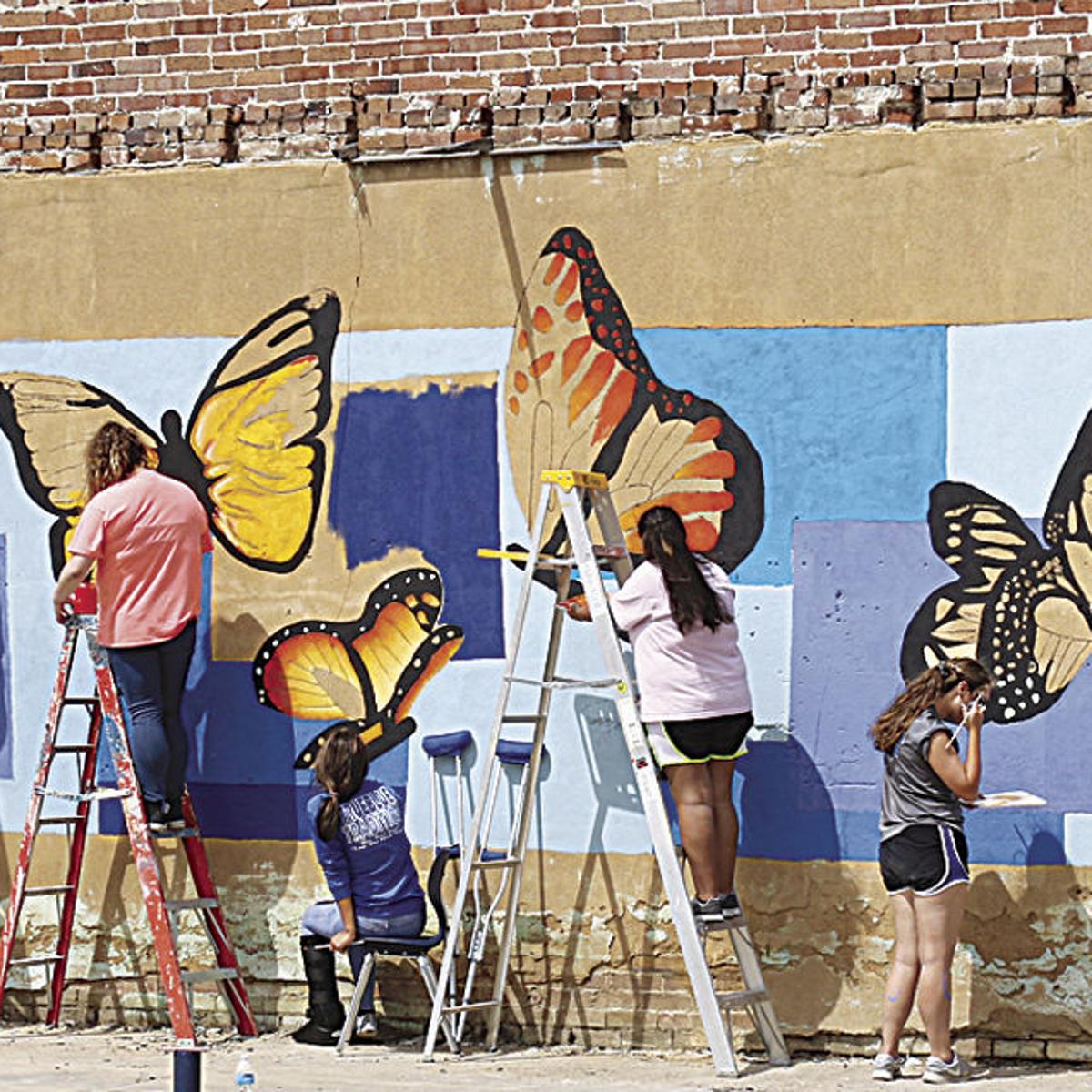 High Schoolers Complete Murals At Fire Station And On Downtown Wall News Heraldbanner Com