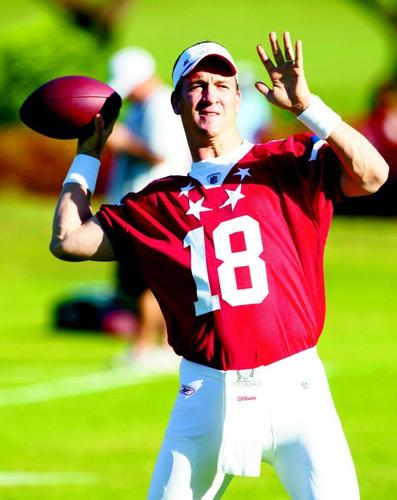 QB Peyton Manning, starting for the AFC Indianapolis Colts, looks for a  receiver in the NFL Pro Bowl at Aloha Stadium in Honolulu on February 10,  2007. (UPI Photo/David Allio Stock Photo 